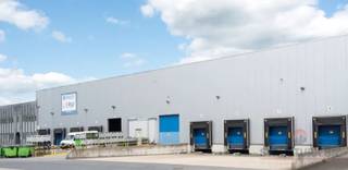 Entrepôt logistique à louer à Zele. L’entrepôt de 7.663 m² est stratégiquement situé dans la zone industrielle de Zele, à proximité de l’E17.Ce...