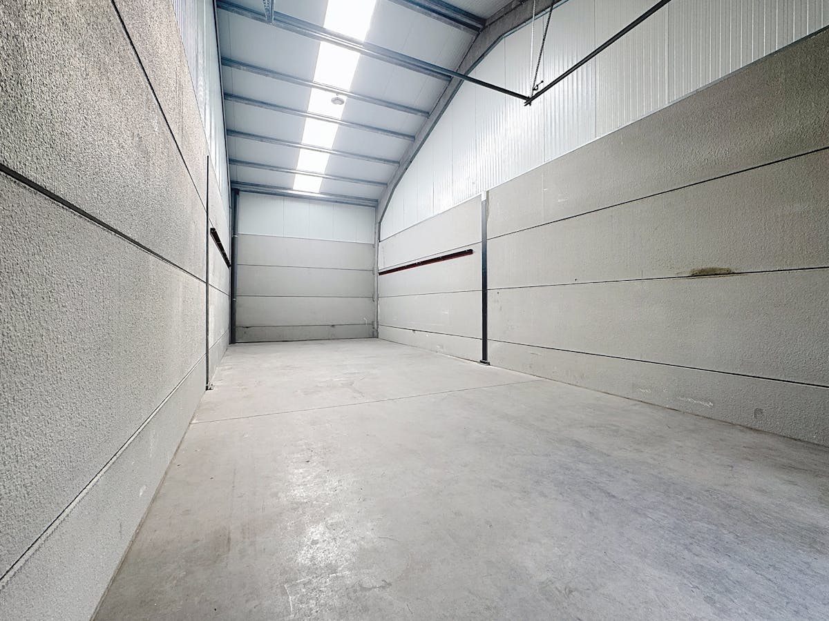 Centraal gelegen magazijn te huur (90 m²) te Middelkerke - foto 2