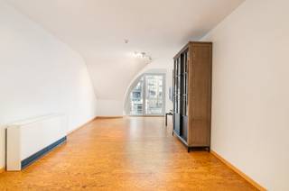 <p>Modern appartement in de winkelstraat van Nieuwpoort, met 2 terrassen en een absolute topligging nabij zee en centrum.</p>

<p> </p>

<p>Dit verzorgd doorloop appartement uit 2004 combineert een centrale ligging met een praktische en aangename indeling. Gelegen in de bruisende winkelstraat van Nieuwpoort geniet u hier van winkels, horeca, openbaar vervoer en de zeedijk op korte afstand. Dankzij de twee terrassen profiteert u op elk moment van de dag van buitenruimte en lichtinval. De lichtrijke leefruimte en functionele keuken zorgen voor een comfortabel woongevoel, terwijl de twee slaapkamers het appartement geschikt maken als vaste woonst, tweede verblijf of investering aan zee. Bovendien beschikt het appartement over een EPC-label C.</p>

<p> </p>

<p>Belangrijkste ruimtes:<br />• Lichtrijke living met aangename leefruimte en toegang tot het terras<br />• Functionele keuken met praktische indeling<br />• Twee volwaardige slaapkamers<br />• Badkamer<br />• Apart toilet<br />• Inkomhal met parlofoon<br />• Twee terrassen aan voor- en achterzijde</p>

<p> </p>

<p>Troeven:<br />• Doorloop appartement met 2 terrassen<br />• Gebouwd in 2004<br />• Absolute topligging in het centrum van Nieuwpoort</p>

<p> </p>

<p>Neem vandaag nog contact op met je ERA-makelaar voor een bezoek.</p>

<p> </p>

<p>JOUW DROOMAPPARTEMENT. ZO GEVONDEN!</p>