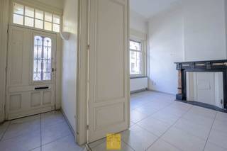 Een pand om u tegen te zeggen, een neo-barok diephuis met imposante trapgevel en erker, een ‘kunstige herstelling’ de dato 1912, een oudere...