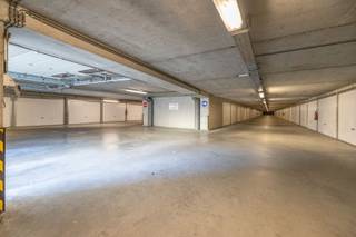 Centraal gelegen garagebox in het ondergrondse garagecomplex De Lijn, gelegen op een toplocatie bij de zeedijk en het strand en op wandelafstand van de winkelstraat.<br />De garagebox bevindt zich op niveau -2 en is vlot bereikbaar via de inrit in de Vlaanderenstraat.
