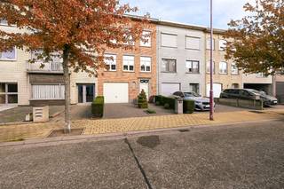- Bekijk www.koosi.be voor een uitgebreide omschrijving van deze woning. - Gelegen in een zeer fijne rustige straat pal in het centrum van Stabroek treffen we deze piekfijn onderhouden bel-etage.De woning is gelegen op een perceel van 237m² en heeft een bewoonbare oppervlakte van 180m².Een ruime L-vormige woonkamer met leuke keuken, 3 slaapkamers, terrasje, fijne tuin, een ruime garage, praktische bergruimte,… kortom de perfecte gezinswoning!- Interesse? Aarzel niet om uw plaatsbezoek in te plannen via stef@koosi.be -