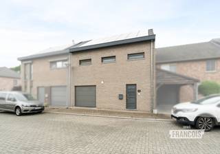 IMMO FRANCOIS MEETJESLAND PRESENTEERT SCHAAPHERDERSTRAAT 12!<br /><br />WIJ VERWIJZEN U VOOR ALLE INFO & DOCUMENTEN GRAAG DOOR NAAR ONZE WEBSITE: IMMOFRANCOIS.BE.<br /><br />WENST U EEN GRATIS EN VRIJBLIJVENDE VERKOOPSANALYSE MET WAARDEBEPALING VAN UW EIGENDOM? DARIO KOMT GRAAG BIJ U LANGS!<br /><br />In een rustige, doodlopende woonwijk nabij het centrum van Assenede bevindt zich deze energiezuinige gezinswoning waar ruimte, comfort en duurzaamheid centraal staan. Dankzij de gunstige ligging geniet u van een rustige woonomgeving met winkels, scholen, openbaar vervoer en belangrijke invalswegen op korte afstand.<br /><br />Bij het betreden van de woning wordt u verwelkomd in de inkomhal met gastentoilet. Van hieruit bereikt u de lichtrijke leefruimte die naadloos aansluit op de open keuken, waardoor een aangename en open leefomgeving ontstaat. Verder beschikt het gelijkvloers over een praktische inpandige garage.<br /><br />Op de eerste verdieping bevinden zich drie ruime, volwaardige slaapkamers, een royale badkamer uitgerust met zowel een ligbad als een inloopdouche en een afzonderlijk toilet. Via een vaste trap bereikt u de tweede verdieping, waar de ruime zolderkamer tal van mogelijkheden biedt. Deze ruimte kan perfect dienen als vierde of zelfs vijfde slaapkamer, thuiskantoor, hobbyruimte of extra bergruimte.<br /><br />Met een bewoonbare oppervlakte van maar liefst 272 m² biedt deze eigendom uitzonderlijk veel wooncomfort. Bovendien is de woning uitgerust met een bodem/water-warmtepomp, vloerverwarming en zonnepanelen, wat resulteert in een uitstekend EPC-label A met een energiescore van slechts 53 kWh/m²/jaar. De onderhoudsvriendelijke tuin vormt de ideale plek om in alle rust van het buitenleven te genieten.<br /><br />Bent u op zoek naar een instapklare, energiezuinige gezinswoning met uitzonderlijk veel ruimte op een rustige ligging in Assenede? Aarzel dan niet om contact op te nemen met Dario Van Kerckvoorde van Immo Francois Meetjesland voor meer informatie of een bezoek ter plaatse.<br /><br />GRAAG ALS EERSTE OP DE HOOGTE VAN ONS AANBOD? 1) BEZORG ONS UW ZOEKVOORKEUREN EN WE HOUDEN CONTACT, 2) VOLG @IMMOFRANCOISMEETJESLAND VIA INSTAGRAM<br /><br />