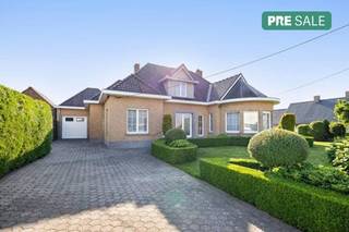 Gelegen nabij scholen, winkels en het centrum van Moorslede, bevindt deze karaktervolle villa zich op een uitstekende locatie in de...