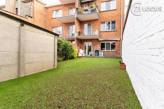 <p>Appartement rez-de-chaussée prêt à emménager et loué avec jardin et garage privé, Doelveldstraat 32 boîte 2, Edegem</p>
<p>Vous recherchez un appartement prêt à emménager au cœur d’Edegem, avec des finitions modernes et tout le confort à portée de main ? Alors cet appartement rez-de-chaussée est exactement ce qu’il vous faut ! Récemment rénové, avec une cuisine moderne, une salle de bain fraîche et élégante, ainsi qu’un garage privé accessible directement par le jardin, cet appartement combine confort et praticité.</p>
<p>Le séjour est lumineux et accueillant, parfait pour se détendre ou recevoir des invités. La chambre est spacieuse et calme, offrant intimité et confort. La cuisine est moderne et fonctionnelle, idéale pour cuisiner au quotidien. Grâce à une disposition intelligente, l’appartement paraît plus spacieux et pratique, parfait pour une personne seule, un couple ou comme pied-à-terre.</p>
<p>Atouts supplémentaires de cet appartement :</p>
<ul>
<li>
<p>Rénové : cuisine et salle de bain entièrement refaites, prêt à emménager</p>
</li>
<li>
<p>1 chambre spacieuse</p>
</li>
<li>
<p>Garage privé accessible directement par le jardin, un avantage rare et précieux !</p>
</li>
<li>
<p>Situation centrale à Edegem, à distance de marche des commerces, écoles et transports en commun</p>
</li>
<li>
<p>Agencement pratique avec séjour lumineux et utilisation intelligente de l’espace</p>
</li>
</ul>
<p>Cet appartement n’est pas seulement un logement, c’est une opportunité de profiter d’un intérieur moderne et soigné avec tout le confort à portée de main. Le garage privé complète parfaitement le bien : fini le stress du stationnement, plus de liberté et une sécurité supplémentaire pour votre voiture ou vos vélos.</p>
<p>Ne laissez pas passer cette chance et découvrez comment cet appartement peut devenir votre nouvel investissement idéal. Contactez-nous dès aujourd’hui pour une visite et laissez-vous séduire par la qualité et le confort de ce logement unique !</p>