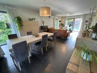 Deze ruime, moderne villa uit 2012 met vier slaapkamers bevindt zich op een absolute toplocatie: rustig gelegen in een groene woonomgeving, op...