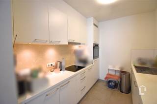 <p><span>Lichtrijk nieuwbouwappartement met 2 slaapkamers en terras</span></p><p><span> </span></p><p><span>Prachtig lichtrijk appartement op de eerste verdieping, in een gloednieuw appartementsgebouw Residentie Parkhoeve. Met zicht op en gelegen aan domein de Ghellinck (Parkbossen). Dit topappartement is vlot bereikbaar met de wagen via de E40, E17, R4 en N60. Er is openbaar vervoer in de onmiddellijke omgeving. Op wandelafstand bevinden zich het centrum van Zwijnaarde en het Technologiepark.</span></p><p><span> </span></p><p><span>Het appartement bestaat uit een inkomhal met apart toilet, ruime leefruimte met aanpalend ruim terras. Verder is er een geïnstalleerde keuken voorzien van alle nodige inbouwtoestellen, een berging met aansluiting voor wasmachine en droogkast, twee slaapkamers en een badkamer met extra grote inloopdouche, lavabomeubel en tweede toilet.</span></p><p><span>Een grote troef is ook het ruim westelijk gerichte terras, welke uitkijkt op de prachtig aangelegde binnentuin.</span></p><p><span>In de kelderverdieping is er voor dit appartement een extra grote autostaanplaats gereserveerd.</span></p><p><span> </span></p><p><span>Iedereen kan genieten van de gemeenschappelijke tuin en ondergronds bevindt zich ook een gemeenschappelijke fietsenstalling.</span></p><p><span> </span></p><p><span>Beschikbaar: bespreekbaar, ten laatste 01/12/2026</span></p><p><span>Provisie: € 100</span></p><p><span>EPB: E29 - 43 kWh/m²jaar</span></p><p><span> </span></p><p><span>Pluspunten:</span></p><p><span>+ Recent appartement (2021)</span></p><p><span>+ Rustig groen terrein</span></p><p><span>+ Lichtrijk appartement</span></p><p><span>+ Ondergrondse staanplaats</span></p><p><span>+ Centrale ligging</span></p><p><span>+ Nabij openbaar vervoer</span></p>