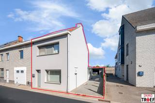 <p>Deze gezellige gezinswoning is rustig gelegen vlakbij het centrum van Lebbeke en in onmiddellijke nabijheid van winkels, scholen, openbaar vervoer,... . De woning bestaat op het gelijkvloers uit een ruime inkomhal met vestiaire, een gezellige leefruimte, een badkamer met wastafel en inloopdouche, een vernieuwde leefkeuken met toilet en toegang tot een praktische opberg-en wasplaats. Vervolgens is er een gezellig terras met tuin, oprit en carport. Op de eerste verdieping is er een nachthal en zijn er 3 ruime slaapkamers. Tot slot is er een opbergzolder aanwezig. TROEVEN: instapklare woning, geen renovatieplicht: EPC D, asbestveilig, gevels geïsoleerd, ramen, keuken en badkamer reeds vernieuwd, voldoende parkeerplaats dankzij carport en oprit. Vragen, info of een bezoek? Contacteer Charlotte van IMMO TROEF: 052 52 52 00 of info@immotroef.be</p>