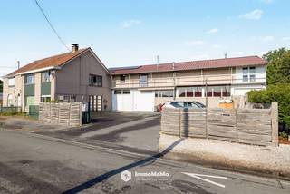 In de Droogte 161 te Evergem vindt u deze ruime woning met een bewoonbare oppervlakte van maar liefst 207 m² en een uitzonderlijke loods van 180 m² op het gelijkvloers. Boven de loods bevinden zich bovendien nog 2 grote zolderruimtes. Ideaal voor zelfstandigen, ondernemers of wie nood heeft aan veel opslag-, werk- of hobbyruimte. Een bijzondere extra troef zijn de uitbreidingsmogelijkheden van het woongedeelte. De beschikbare ruimtes bieden potentieel om bijkomende slaapkamers te creëren of zelfs een afzonderlijk woongedeelte in te richten. Hierdoor kan de eigendom ook interessant zijn voor kangoeroe wonen.<br /><br />Troeven:<br />- 207 m² bewoonbare oppervlakte<br />- 3 ruime slaapkamers<br />- Loods van 180 m² + 2 grote zolderruimtes<br />- Parkeermogelijkheden<br />- EPC-label C<br />- School vlakbij<br /><br />Indeling:<br />Via de inkomhal bereikt u de ruime leefruimte met zicht op de velden. Aansluitend bevindt zich de ruime keuken met toegang tot een toilet, extra werk-/bureauruimte en de ruimte met jacuzzi. Via de inkomhal bereikt u eveneens het bureau met rechtstreekse toegang tot de indrukwekkende loods. Dankzij de automatische garagepoort kan er ook binnen geparkeerd worden. Op de eerste verdieping bevinden zich 3 ruime slaapkamers en een ruime badkamer. Vooraan is er bovendien voldoende parkeergelegenheid op eigen terrein.<br /><br />Een unieke combinatie van wonen en werken met uitzonderlijk veel ruimte!<br />Bel 0470/89.18.34 of mail dario@immomamo.be.