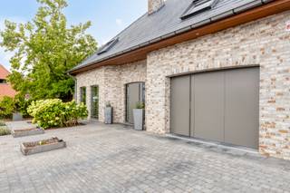 Welkom in deze moderne, instapklare villa uit 1995 van 243m² (excl. garage)op een perceel van 851m² in de Spiltstraat 55 te Zemst. Deze woning onderscheidt zich door de hoge afwerkingsgraad, uitstekende staat van onderhoud en prachtig aangelegde zuidwestgerichte tuin met zwembad en poolhouse. U wordt verwelkomd via een ruime inkomhal met gastentoilet en vestiaire. De lichtrijke leefruimte met gashaard en parketvloer straalt warmte en gezelligheid uit. Vanuit de veranda (2014) geniet u van een panoramisch zicht op de tuin dankzij de grote raampartijen die de ruimte overladen met natuurlijk licht. Alle ramen op het gelijkvloers werden in 2017 vernieuwd en een aantal zijn voorzien van automatische screens. Aansluitend vindt u de volledig uitgeruste keuken met Miele-toestellen (2011), inclusief een stoomoven, klassieke oven, vaatwas op hoogte, grote koelkast en een mooi kookeiland met inductie kookplaat. Naast de keuken bevindt zich een praktische bijkeuken/berging en een ruime garage/berging. Op de eerste verdieping vindt u een nachthall met bureauhoek (15 m²) en 3 ruime slaapkamers, waaronder een master bedroom van 17 m² met ingebouwde kasten en twee kamers van elk 15m². De badkamer werd vernieuwd in 2021 en is uitgerust met een inloopdouche, dubbele wastafel, toilet en vloerverwarming. Daarnaast zijn op de verdieping ook alle veluxen voorzien van automatische rolluiken. De zuidwestgerichte tuin biedt heel wat ontspanning met een overdekt terras (25m²) met louvredak, verwarmd zwembad (2005) en een poolhouse (23m²) met douche en sauna. De woning is zeer energiezuinig met een EPC-label A en beschikt over 48 zonnepanelen (2016). Andere voorzieningen zijn: een waterverzachter, elektrische boiler, ... De centrale ligging in Zemst combineert rust en groen met een uitstekende bereikbaarheid richting Mechelen, Brussel en Antwerpen. Scholen, winkels, sportfaciliteiten en natuur zijn bovendien vlakbij. Elektrische installatie is conform!