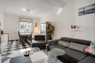 Dit verrassend ruime huis te koop aan de Vlamingdam 20 biedt een unieke combinatie van comfort, natuurlijke lichtinval en authentiek karakter. Dankzij de drie volwaardige slaapkamers en een gunstig energieprestatiecertificaat C is dit een absolute buitenkans. Wie op zoek is naar vastgoed om te kopen in Brugge, geniet hier van een rustige centrumligging en alle nodige faciliteiten voor hedendaags woongenot.<br /><br />Indeling:<br /><br />Gelijkvloers: <br />- Inkomhal <br />- Lichtrijke leefruimte<br />- Ingerichte keuken<br />- Badkamer voorzien van douche en wastafel<br />- Buitenruimte<br />- Buitenberging voorzien met aansluiting wasmachine<br /><br />Eerste verdieping: <br />- Nachthal<br />- Twee ruime slaapkamers<br />- Badkamer voorzien van douche en wastafel<br />- Overdekt terras<br /><br />Tweede verdieping: <br />- Nachthal<br />- Derde slaapkamer<br /><br />De uitstekende ligging aan de Vlamingdam in Brugge combineert de authenticiteit van het stads- en cultuurleven met een uitstekende bereikbaarheid. Op wandelafstand vindt u lokale winkels, scholen, openbaar vervoer en sfeervolle horecagelegenheden. Via de nabijgelegen stadsring verlaat u Brugge bovendien vlot met de auto.<br /><br />Neem snel contact op voor meer informatie of een bezoek ter plaatse.<br /><br />Bestuursmaatregelen in het maatregelenregister: nee
