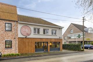 Dit handelspand met woonst te koop is gelegen aan Doornzele Dries in Evergem, een locatie met veel passage van fietsers. Het pand combineert...