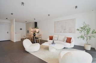 Description<br />Appartement élégant avec spacieuse terrasse ensoleillée situé dans la résidence The Tower.<br /><br />Ce bel appartement avec une grande terrasse orientée au soleil se situe dans la prestigieuse résidence The Tower. Il se compose d’un séjour lumineux avec une cuisine ouverte entièrement équipée. Tant le séjour que les deux chambres spacieuses donnent directement accès à la terrasse ensoleillée, offrant une agréable sensation de vie intérieur-extérieur.<br /><br />Les chambres disposent d’armoires encastrées et chacune possède sa propre salle de bains ou salle de douche. L’appartement comprend également un débarras séparé avec raccordement pour une machine à laver ainsi qu’un WC invités.<br /><br />Le séjour et les chambres sont finis avec un élégant parquet en chevrons, apportant une atmosphère chaleureuse et raffinée à l’appartement.<br /><br />Une cave privative et des emplacements pour vélos sont disponibles dans la résidence.<br />Possibilité d’acquérir un emplacement de parking dans l’immeuble.