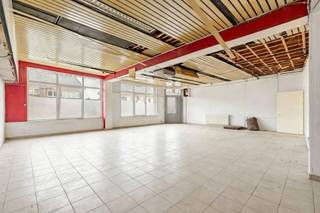 <p>Welkom in deze uitnodigende woning in Temse, een prachtig pand met veel potentieel! Dit ruime huis beschikt over 249 m² bewoonbare oppervlakte verdeeld over twee verdiepingen, ideaal voor gezinnen of ondernemers.</p><p>Het eigendom biedt vier slaapkamers die veel ruimte bieden voor rust en privacy. De recente badkamerrenovatie is een echte highlight: met moderne afwerking, vochtbestendige tegels, een comfortabele douche en stijlvol design geeft deze ruimte een luxe uitstraling.</p><p>De goed uitgeruste keuken met houten kasten en moderne apparatuur is dé plek voor culinaire creaties. De grote woonruimtes bieden volop mogelijkheden voor gezelligheid en ontspanning. Het pand beschikt bovendien over twee grootse lege ruimtes op de benedenverdieping, perfect voor uitbouw als thuiskantoor, atelier, leefruimte of commercieel gebruik.</p><p>De karaktervolle baksteenfacade en rustige ligging in Temse geven dit huis veel charme. De binnenkoer biedt nog mogelijkheden voor buitenactiviteiten.</p><p>Met een grondoppervlakte van 193 m² en de unieke indeling, combineert deze woning woning- en bedrijfsruimte op een aantrekkelijke manier. Een spannende kans voor wie op zoek is naar flexibiliteit en ruimte!</p><p>Ook mogelijkheid om 2 appartementen van te maken mits vergunningsaanvraag.</p><p>Voor meer informatie of een bezichtiging, neem contact op via emanuel.durinck@immo-zone.be of op het nummer 0486 03 00 10.</p>