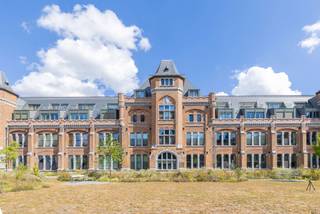 Ontdek wonen op een uitzonderlijke locatie in Gent! De Kazerne, gelegen aan de prestigieuze Charles de Kerckhovelaan, bevindt zich op wandelafstand van het historische centrum, het Citadelpark en het Sint-Pietersstation.<br /><br />Binnen dit unieke project – met o.a. het Nieuwe Provinciehuis, ateliers van het Hoger Instituut voor Schone Kunsten en levendige ontmoetingsruimtes rond het groene Paradeplein – bieden wij nog één ruim en karaktervol penthouse aan.<br /><br />Deze 3-slaapkamer penthouse combineert authenticiteit met modern wooncomfort. Originele elementen werden stijlvol behouden en aangevuld met een hoogwaardige afwerking. Denk aan:<br /><br />Vloerverwarming<br /><br />Volledig uitgeruste keuken met Miele-toestellen<br /><br />Ventilatiesysteem type D<br /><br />Ruime terrassen die zon en rust garanderen<br /><br />Daarnaast beschikt de site over ondergrondse parkeerplaatsen. De penthouse is recent opgeleverd en instapklaar voor onmiddellijke bewoning.<br /><br />Kies voor wonen in een prestigieuze setting waar erfgoed, design en comfort samenkomen. Mis deze kans niet om eigenaar te worden van een exclusief penthouse in één van de meest gegeerde buurten van Gent.<br /><br />Contacteer Anthony voor meer info 0488 14 62 77