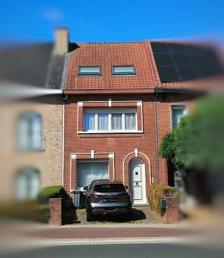 Deze verzorgde woning biedt een warme, lichtrijke leefomgeving dankzij de zuid‑west gerichte tuin en de grote raampartijen. Met drie volwaardige slaapkamers en een gezellige leefruimte vormt dit een ideale thuis op een centrale locatie nabij winkels, scholen, openbaar vervoer en belangrijke invalswegen.