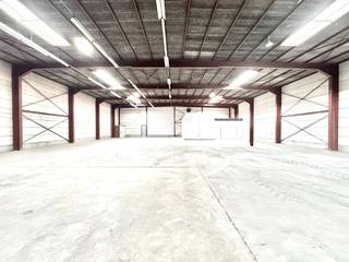 Magazijnen met bijgebouwen en koer te Anzegem, Vichte Knokstraat; Goede locatie met gunstige verbindingen nabij/ naar autostrade...