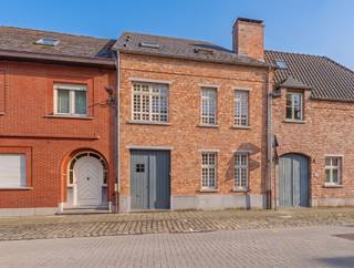 <p><span>KARAKTERVOLLE, INSTAPKLARE BURGERWONING MET PRACHTIGE LEEFRUIMTE, BUREAU, 3 SLAAPKAMERS EN ZUIDGERICHTE TUIN.</span></p><p><span>Deze ruime en prima onderhouden woning is gelegen in het centrum van het pittoreske Hingene vlakbij het bekende kasteel d'Ursel dat wordt omgeven door een prachtig park. Dankzij de nabijheid van de N16 is een vlotte bereikbaarheid gegarandeerd.</span></p><p><span>De hoge plafonds in de leefruimte deels afgewerkt met een eiken balkstructuur, natuursteen en houten vloerbekleding en haard benadrukken het karaktervolle en charmante karakter van deze ruime en energiezuinige gezinswoning.</span></p><p><span> </span></p><p><span>Gelijkvloers: Inkomhal / ruime, sfeervolle leefruimte met eetplaats en salon (40 m²) / kwalitatieve keuken (Siematic) met hoogwaardige Miele-toestellen o.a. inductiekookplaat, oven, combi-oven, vaatwasser, koelkast / bergplaats - wasplaats.</span></p><p><span>1ste verd.: Nachthal / stijlvol bureau, bibliotheek of salon (32 m²) met houten plankenvloer / master bedroom (15 m²) met inbouwkasten en aangrenzende badkamer uitgerust met dubbele wastafel, douche en ligbad / leuk terras.</span></p><p><span>2de verd.: Nachthal / 2 slaapkamers / douchekamer.</span></p><p><span>Aangenaam terras en tuin met zuidelijke oriëntatie en uitweg via achtergelegen residentie.</span></p><p><span>Ruime kelderberging in aanpalende residentie.</span></p><p><span> </span></p>