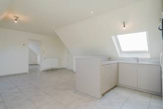 Hedendaags en comfortabel dakappartement met alle troeven voor aangenaam wonen. De lift brengt u rechtstreeks tot in het appartement, wat meteen zorgt voor comfort en privacy. U komt binnen in een lichtrijke leefruimte met een open keuken, volledig uitgerust met alle nodige toestellen.<br /><br />Het appartement beschikt over twee praktische bergingen, een apart gastentoilet en een afzonderlijke inkom via de trap. De ruime slaapkamer is voorzien van een handige dressingcorner en biedt rechtstreeks toegang tot de badkamer. Vanuit de slaapkamer bereikt u bovendien het grote dakterras, waar u in alle rust kan ontspannen en genieten van de buitenlucht.<br /><br />Achteraan het gebouw is een autostaanplaats inbegrepen in de huurprijs.<br /><br />Het appartement is vrij vanaf midden februari.<br />Gemeenschappelijke kosten: 30 euro.<br /><br /><br />Waarom net dit aanbod overwegen?<br /><br />-> lichtrijk appartement<br />-> leuke verzichten<br />-> goed geïsoleerd<br />-> EPC B<br />-> 2 bergingen<br />-> autostaanplaats<br />-> zonneterras<br /><br />Interesse, bel 0486 05 88 88<br />Geïnteresseerd? Vul eenvoudig het contactformulier in en we nemen spoedig contact op.