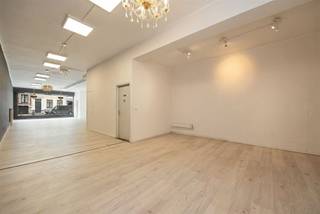 Vous êtes à la recherche d'un espace commercial spacieux avec beaucoup de passage ? Cet espace commercial de plain-pied d'environ 110 m² combine...