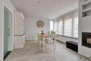 <h2><span>IN OPTIE</span></h2><h2><span><br /></span></h2><h2><span>Instapklare open bebouwing met zonnepanelen, vernieuwde badkamer en zuidwestgericht terras op perceel van 8a77ca</span></h2><p><span>Welkom in deze </span><span>prachtige, instapklare open bebouwing</span><span> met een </span><span>bewoonbare oppervlakte van 189 m² (BVO)</span><span>, gelegen op een ruim </span><span>perceel van 8a77ca</span><span>. Deze </span><span>energiezuinige en deels gerenoveerde eengezinswoning</span><span> combineert hedendaags wooncomfort met een uitstekende ligging nabij alle voorzieningen, de E313, scholen, winkels en openbaar vervoer.</span></p><h3><span>Indeling en comfort</span></h3><p><span>Bij het binnenkomen in de </span><span>ruime inkomhal</span><span> krijgt u meteen een gevoel van licht en ruimte. De woning werd de afgelopen jaren met oog voor detail vernieuwd en afgewerkt met </span><span>kwalitatieve materialen</span><span>.</span></p><p><span>De </span><span>leefruimte</span><span> met </span><span>gezellige inbouwcassette</span><span> bestaat uit een lichtrijke </span><span>zithoek en eethoek</span><span> en sluit naadloos aan op de </span><span>volledig ingerichte keuken</span><span>. Deze is voorzien van een </span><span>inductiekookplaat, oven, dampkap, vaatwasmachine</span><span> en </span><span>ruime kastruimte</span><span>. De keuken is via een </span><span>stijlvolle glazen deur</span><span> afgescheiden van de leefruimte en biedt een mooi </span><span>zicht op de tuin</span><span>. Vanuit de keuken is er ook </span><span>toegang tot de kelderverdieping</span><span>, bestaande uit een </span><span>volledige kelder met CV-ruimte, bergkelder en kruipkelder</span><span>.</span></p><p><span>De </span><span>nachthal</span><span> leidt naar drie comfortabele </span><span>slaapkamers</span><span>, elk voorzien van </span><span>laminaatvloer</span><span>. De </span><span>vernieuwde badkamer</span><span> beschikt over een </span><span>ligbad met douchemogelijkheid</span><span>, modern badkamermeubel en een </span><span>aparte toilet</span><span> in de nachthal.</span></p><p><span>Verder is er een </span><span>praktische wasplaats/berging</span><span>, ideaal voor extra opbergruimte en huishoudtoestellen.</span></p><h3><span>Buitenruimte</span></h3><p><span>Achteraan bevindt zich een </span><span>ruim verhoogd terras</span><span>, volledig </span><span>zuidwest georiënteerd</span><span> en over de </span><span>volle breedte van de woning</span><span>, ideaal voor gezellige zomeravonden of familiebarbecues met een prachtig zicht op de </span><span>volledig omheinde tuin</span><span>.</span></p><p><span>De oprit is </span><span>volledig geklinkerd</span><span> en biedt </span><span>extra parkeermogelijkheid</span><span> voor meerdere wagens. Achteraan bevindt zich een </span><span>vrijstaande garage met berging</span><span> en bijkomende </span><span>buitenbergingen</span><span>.</span></p><h3><span>Technische kenmerken en energie</span></h3><p><span>Deze woning is </span><span>energiezuinig</span><span> dankzij:</span></p><ul><li><span>EPC-label C (score: 273 kWh/m² UC: 3270159)</span></li><li><span>Conforme elektriciteitskeuring</span></li><li><span>Zonnepanelen met 3 thuisbatterijen</span></li><li><span>CV-installatie op aardgas en vernieuwde leidingen</span></li><li><span>Plafonds met geïntegreerde LED-verlichting</span></li><li><span>PVC-ramen met dubbele beglazing (vernieuwd in 2013)</span><span>, voorzien van </span><span>rolluiken</span></li></ul><p><span>De woning is perfect onderhouden en </span><span>instapklaar</span><span> ideaal voor gezinnen die comfortabel en zorgeloos willen wonen.</span></p><h3><span>Besluit</span></h3><p><span>Deze </span><span>degelijk gebouwde en recent vernieuwde open bebouwing</span><span> combineert </span><span>energiezuinig wonen, hedendaags comfort en een gunstige ligging</span><span>. De woning is perfect voor wie op zoek is naar </span><span>een instapklaar huis met karakter, ruimte en een mooie tuin</span><span>.</span></p><p><span>Laat deze kans niet voorbijgaan en ontdek zelf de charme en het comfort van deze prachtige woning!</span></p><p><span> </span></p><p><span>Voor meer informatie of het aanvragen van een bezoek contacteer Lindsey Swennen tel. 0493 50 10 78</span></p><p><span> </span></p><p><span> </span></p>