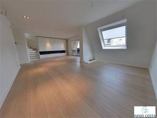 Te koop: uitzonderlijk ruim duplexappartement (167 m²) op de 5de en 6de verdieping, afgewerkt met hoogwaardige materialen en veel gevoel voor...