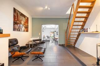 <p>Deze woning combineert comfort, licht en een prachtige ligging in het groene Kruibeke. De woning werd smaakvol vernieuwd en biedt een aangename leefruimte, moderne keuken en een mooie uitgestrekte tuin. Dankzij de ligging vlak bij het jaagpad en tal van wandel- en fietsroutes is dit een ideale plek voor wie rustig wil wonen met natuur binnen handbereik.</p>
<p><strong>De gelijkvloerse verdieping:</strong><br />- een <strong>lichtrijke</strong> en gezellige woonkamer met stijlvolle boog<br />- een open interactie met de nieuwe <strong>moderne</strong> keuken, voorzien van alle comfort<br />- een gerenoveerde badkamer met<strong> inloopdouche</strong> en dubbele lavabo</p>
<p><strong>De eerste verdieping:</strong><br />- een nachthal<br />- twee volwaardige slaapkamers<br />Daarnaast is er nog een handige bergzolder.</p>
<p><strong>De tuin:<br /></strong>- een prachtige uitgestrekte groene tuin<br />- een parkeerplaats achteraan de woning</p>
<p><strong>Algemeen:<br /></strong>- rustige ligging vlakbij jaagpad <br />- prachtige <strong>wandel- en fietsroutes</strong> in de directe omgeving<br />- EPC C<br />- volledig<strong> instapklaar <br /></strong>- <strong>privé</strong> <strong>parkeerplaats </strong>achteraan</p>
<p>Een charmante en comfortabele woning op een droomligging waar rust, natuur en woonkwaliteit perfect samenkomen. Ideaal voor wie op zoek is naar een instapklare thuis in het groene Kruibeke.<br /><br />Graag een bezoek? Bel naar +32 377 55 00 of mail naar wouter.verheylezoon@deboerenpartners.be</p>