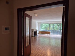 Instapklaar 3‑slpk appartement met parkzicht – 125 m² – onmiddellijk beschikbaar<br /><br />Lichtrijk en ruim appartement op de 2e verdieping van een kleinschalig gebouw met lift, met een prachtig uitzicht op park Bremweide.<br /><br />Troeven<br />* Grote leefruimte van 40 m² met schuifraam en groen zicht<br />* Volledig vernieuwde keuken met alle toestellen<br />* 3 slaapkamers met toegang tot achterterras<br />* Moderne badkamer met dubbele wastafel & douche<br />* Apart toilet<br />* Veel ingemaakte kasten<br /><br />Locatie<br />Topligging in Deurne: tram 5, winkels, scholen en vlotte verbinding naar Wijnegem Shopping Center en Antwerpen‑centrum. Parkeren kan makkelijk in de buurt.<br /><br />Praktisch<br />* €1.300/maand + €120 kosten<br />* Plaatsbeschrijving extern bureau (50/50)<br />* Waarborg: 3 maanden<br />* Max. 5 bewoners<br />* Geen huisdieren<br />* EPC C, conforme elektriciteit, asbestattest aanwezig<br /><br />Interesse?<br />Bezichtigingen zijn vanaf nu mogelijk op afspraak. <br />Stuur een korte introductie (aantal bewoners, inkomen, gewenste startdatum) naar eugeenfahylaan32@gmail.com.