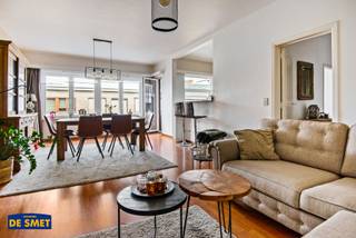 Dit appartementsgebouw is gelegen op een absolute toplocatie, pal in het centrum van Aartselaar.<br />Alle benodigde accommodaties bereikt u te voet en de wekelijkse markt op vrijdag zorgt voor nog meer gezelligheid in uw straat.<br />Daarnaast kan u makkelijk gebruik maken van het openbaar vervoer of bereikt u binnen enkele minuten de A12 met de wagen.<br /><br />Het appartement zelf is recent vernieuwd en bevindt zich op de tweede (hoogste) verdieping (zonder lift) rechts.<br />Via de ruime inkomhal met zéér veel bergruimte en de 1ste slaapkamer, komt u terecht in de woonkamer met de open ingerichte keuken met toestellen.<br />Vooraan bevindt zich het naar het oosten gericht terras.<br />In de nachthal is er een apart toilet en een afzonderlijke bergruimte met o.a. aansluiting wasmachine & droogkast.<br />Centraal bevindt zich de ingerichte badkamer met ligbad, inloopdouche, dubbele lavabo en gasketel.<br />De 2de en 3de slaapkamer zijn ook aan de straatkant gelegen.<br /><br />Dit appartement is op zoek naar een nieuwe huurder op lange termijn voor maximum 4 personen (2 volwassenen + 2 kinderen).<br />De maandelijkse provisie bedraagt € 65 voor o.a. de elektriciteit & het onderhoud (! inclusief poetsen van de gang) van de gemeenschappelijke delen.<br />Het EPC dateert van vóór de vernieuwing van de ramen en de condenserende gasketel.<br />Ook de keuken en de badkamer zijn recent gerenoveerd.<br /><span>Alle meubels kunnen worden overgenomen mits een meerprijs.</span><br /><br />Neemt u gerust per e-mail contact op met ons kantoor om een plaatsbezoek in te plannen!