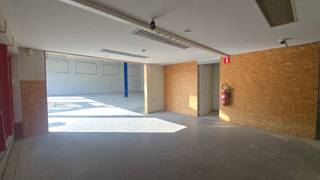 <h3><span>Bedrijfspand met showroom en magazijnen te huur Brusselsesteenweg, Herent</span></h3><h3><span> </span></h3><p><span>Dit veelzijdige bedrijfspand, gelegen op een uitstekende zichtlocatie langs de Brusselsesteenweg in Herent, combineert representatieve showroomruimte met ruime magazijn- en opslagmogelijkheden. Dankzij de flexibele indeling kan het pand zowel als één geheel als opgesplitst in drie afzonderlijke units worden gehuurd (zie plan onder tabblad documenten).</span></p><p><span> </span></p><p><span>Hieronder een mogelijke opdeling:</span></p><p><span>Winkelruimte met magazijn (1166 m²) en kantoor (36 m²) (A) huurprijs: 8950,00 EUR per maand</span></p><p><span>Magazijn (825m²) met kantoorruimte (108m²) (C) 6850,00 EUR per maand</span></p><p><span>Magazijn (683m²) met kantoorruimte (108m²) (B) 5800,00 EUR per maand</span></p><p><span> </span></p><p><span>De magazijnruimtes zijn uitgerust met sectionale poorten, wat een vlotte toegang voor laden en lossen mogelijk maakt. Op het ruime buitenterrein zijn parkeerplaatsen voorzien voor personeel en bezoekers, aangevuld met voldoende manoeuvreerruimte voor vrachtwagens.</span></p><p><span> </span></p><h3><span>Troeven</span></h3><h3><span> </span></h3><ul><li><span>Strategisch gelegen bedrijfspand langs de Brusselsesteenweg in Herent;</span></li><li><span>Combinatie van showroom- en magazijnruimte;</span></li><li><span>Mogelijkheid tot huur als één geheel of als drie afzonderlijke units;</span></li><li><span>Showroom aan de straatzijde met uitstekende visibiliteit;</span></li><li><span>Magazijnen voorzien van sectionale poorten;</span></li><li><span>Ruime parkeermogelijkheden op eigen terrein;</span></li><li><span>Buitenterrein met voldoende laad-, los- en manoeuvreerruimte voor vrachtverkeer.</span></li></ul><p><span> </span></p><h3><span>Ligging en bereikbaarheid</span></h3><h3><span> </span></h3><p><span>Het pand bevindt zich langs de Brusselsesteenweg, een belangrijke verbindingsweg tussen Leuven en Brussel. Dankzij de nabijheid van de belangrijkste autosnelwegen is het bedrijfspand vlot bereikbaar voor zowel personenwagens als vrachtverkeer.</span></p><ul><li><span>Snelle verbinding met Leuven en Brussel;</span></li><li><span>Nabij de op- en afritten van de </span><span>E314</span><span>;</span></li><li><span>Goede aansluiting op de </span><span>E40</span><span>.</span></li></ul><p><span> </span></p><h3><span>Het gebouw</span></h3><h3><span> </span></h3><p><span>Het bedrijfsgebouw beschikt over verschillende functionele ruimtes die flexibel kunnen worden gebruikt en ingedeeld. De combinatie van showroom, magazijnen en buitenterrein maakt het pand geschikt voor uiteenlopende professionele activiteiten.</span></p><p><span>Aan de straatzijde bevindt zich de showroomruimte, die dankzij de ligging en visibiliteit een representatieve uitstraling biedt. De achterliggende magazijn- en opslagruimtes zijn rechtstreeks toegankelijk via sectionale poorten.</span></p><p><span>Het aansluitende buitenterrein biedt bijkomende ruimte voor parkeren, laden en lossen en beschikt over voldoende manoeuvreerruimte voor vrachtwagens.</span></p><p><span> </span></p><h3><span>Voorzieningen</span></h3><h3><span> </span></h3><ul><li><span>Showroomruimte aan de straatzijde;</span></li><li><span>Magazijn- en opslagruimtes;</span></li><li><span>Sectionale poorten;</span></li><li><span>Eigen parkeerplaatsen;</span></li><li><span>Ruim buitenterrein;</span></li><li><span>Manoeuvreerruimte voor vrachtwagens;</span></li><li><span>Flexibele indeling in drie afzonderlijke units.</span></li></ul><p><span> </span></p><p><span>Bent u op zoek naar een goed gelegen bedrijfspand met showroom, magazijnruimte en ruime buitenmogelijkheden? Dit pand aan de Brusselsesteenweg in Herent biedt een flexibele oplossing voor bedrijven die nood hebben aan zowel commerciële visibiliteit als opslag- en logistieke ruimte.</span></p><p><span>Neem contact met ons op voor meer informatie of om een bezoek aan het pand in te plannen.</span></p>