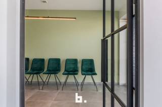 Dit lichtrijke, ruime (111m²) handelsgelijkvloers bevindt zich op een uitstekende locatie in het centrum van Beveren.<br />Bovendien beschikt het pand over meerdere parkeerplaatsen.<br /><br />De indeling van het pand met een commerciële toplocatie is als volgt:<br />- Vergaderruimte nabij de inkom vooraan<br />- Balie<br />- Polyvalente bureelruimte<br />- Keuken met eetplaats<br />- Apart bureel<br />- 2 aparte toiletten en doucheruimte<br />- Bergruimte<br />- Airconditioning<br />- 3 parkeerplaatsen<br /><br />Onmiddellijk beschikbaar<br />Huurprijs: €900 per maand<br />KI ten laste van de huurder