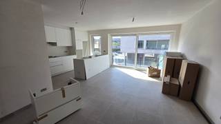 Dit nieuwbouw appartement is gelegen in een kleine residentie met 5 entiteiten.<br /><br />Energiezuinig appartement: warmtepomp met vloerverwarming, hoogrendementsbeglazing, isolatie, ventilatie, ...<br /><br />Slechts €50 bijkomende syndic kosten per maand.<br /><br />Mogelijkheid om garagebox bij te huren aan €75 per maand.
