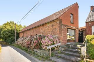 Dit karakteristieke, te renoveren huis ligt verscholen in het hart van het platteland, in een rustige en groene omgeving, en biedt een prachtig potentieel voor liefhebbers van ruime kamers en authenticiteit. Op slechts enkele minuten van Lessines en al zijn voorzieningen (scholen, winkels, snelweg, ...). De begane grond bestaat uit ruime woonruimtes en beschikt momenteel over twee slaapkamers en een badkamer, waardoor de mogelijkheid bestaat om een echte gelijkvloerse woning te creëren. Op de bovenverdieping laten de royale ruimtes de mogelijkheid zien om meerdere slaapkamers in te richten, geheel naar uw wensen en behoeften.Buiten kunt u genieten van een prachtig terrein van meer dan 29 are, ideaal gelegen en perfect geschikt voor natuurliefhebbers. Een garage maakt het geheel compleet.Technische gegevens: centrale verwarming op stookolie, twee houtkachels, raamkozijnen met dubbele en enkele beglazing van PVC en hout, septic tank, regenwaterreservoir, EPC: FEen prachtige kans voor liefhebbers van charme en natuur: dit huis biedt een rustige omgeving, een uitgestrekt terrein en een prachtig potentieel voor inrichting, ideaal voor een gezin dat wil genieten van ruimte en rust en bijvoorbeeld huisdieren (paarden,...) wil houden.Onmiddellijk te bezichtigen!Info en bezichtigingen via: aurelie@immobeguin.be