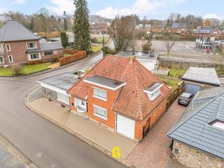 Deze te renoveren doch zeer verzorgde woning is gelegen langs Boeleberg ter hoogte van nummer 25, op een perceel van 3a 85ca.Het dorpsplein van deze...