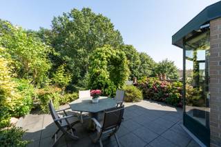 Deze lichtrijke perfect onderhouden woning baadt in een groene oase met een hoge mate van privacy, tegelijkertijd is het centrum van het...