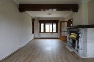 Deze woning aan de rand van Sint-Niklaas is goed gelegen aan invalswegen richting Gent, Antwerpen en Brussel. Het uitzicht op de velden benadrukt het landelijke karakter. Het perceel van meer dan 1000m2<sup> </sup>is aantrekkelijk voor wie van ruimte en groen houdt. De woning zelf dient gerenoveerd te worden. Het gelijkvloers bestaat uit een inkomhal met toegang tot de kelder, een ruime keuken, woonkamer, toilet en achteraan een veranda. Op de eerste verdieping zijn 3 slaapkamers en een badkamer. Via een valtrap kan je naar de ruime zolder waar extra kamers gemaakt kunnen worden. Naast de woning bevindt zich een oprit die tot achter de woning loopt. Hier bevinden zich een aantal opslagruimtes/garages. Ben je op zoek naar een woning dichtbij het centrum met voldoende ruimte om te ontspannen, vraag dan zeker een bezoek aan!