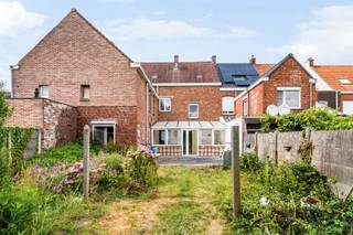 Bent u op zoek naar een ruime woning te koop in Wevelgem met tal van mogelijkheden? Deze verrassend ruime gezinswoning ligt rustig in het centrum van Wevelgem en beschikt over maar liefst 6 slaapkamers, een grote tuin en een praktisch atelier. Via de inkomhal komt u in de lichtrijke leefruimte met een mooi uitzicht op de veranda en de tuin. Aansluitend bevindt zich de keuken. Op het gelijkvloers vindt u bovendien een slaapkamer, een badkamer en een tweede veranda. Hierdoor is gelijkvloers wonen perfect mogelijk.Op de eerste verdieping bevinden zich vijf volwaardige slaapkamers, een apart toilet en de aansluitingen voor een tweede badkamer. Via een vaste trap bereikt u de zolder, waar eenvoudig een extra kamer, bureau of hobbyruimte kan worden ingericht.Buiten geniet u van een ruime, zonnige tuin met terras. Het atelier van 4 x 8 meter biedt tal van mogelijkheden als opslagruimte, werkplaats of hobbyruimte.Troeven• 6 ruime slaapkamers• Mogelijkheid tot gelijkvloers wonen• Grote tuin met terras• Loods van 4 x 8 meter• Veel opslag- en hobbyruimte• Rustige, centrale ligging in Wevelgem• Zolder met uitbreidingsmogelijkhedenDeze veelzijdige woning biedt de ideale combinatie van ruimte, comfort en potentieel. Perfect voor grote gezinnen, zelfstandigen of wie op zoek is naar extra woon- en bergruimte.Interesse? Contacteer arne@immobeguin.be voor meer informatie of een bezoek ter plaatse.