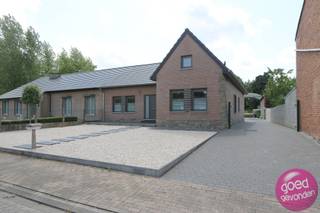 MAISON DE PLEIN-PIED 3 FAÇADES + ATELIER dans un emplacement très calme, avec 2 chambres, un grand carport et un joli jardin avec une...