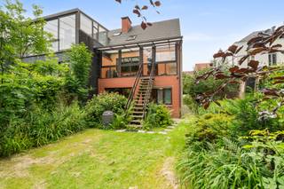 <p>Halfopen huis in de Heuvelstraat, Boechout, in een rustig gelegen omgeving.</p>
<p>Deze woning combineert comfort, ruimte en potentieel. Dankzij de inpandige garage geniet u van veilige parkeergelegenheid en extra bergruimte voor fietsen, gereedschap of hobbymateriaal. De royale tuin van 500 m² biedt volop mogelijkheden om te ontspannen, te spelen of te tuinieren ideaal voor gezinnen en levensgenieters. Momenteel zijn er 2 slaapkamers, maar de woning kan eenvoudig worden uitgebreid naar 3 of zelfs 4 slaapkamers, perfect voor wie extra ruimte wenst.</p>
<p>Belangrijkste ruimtes:<br />• Living met veel lichtinval en toegang tot de veranda<br />• 2 slaapkamers met uitbreidingsmogelijkheden<br />• Badkamer met ligbad<br />• Garage met aansluiting voor wasmachine en droogkast<br />• Veranda met zicht op de tuin<br />• Tuin van 500 m² met tuinhuis<br />• Bureelruimte<br />• Zolder voor extra opslag</p>
<p>Troeven:<br />• Inpandige garage voor comfort en veiligheid<br />• Royale tuin van 500 m² voor ontspanning en activiteiten<br />• Uitbreidingsmogelijkheid naar 3 of 4 slaapkamers</p>
<p>Neem vandaag nog contact op met uw ERA-makelaar voor een bezoek. JOUW DROOMHUIS. ZO GEVONDEN!</p>