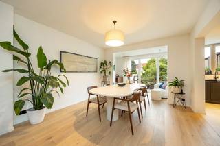 Rust, groen en privacy staan centraal bij deze stijlvolle bel-étage in de Koudebeekstraat, gelegen in een rustige doodlopende straat met veel groen recht tegenover de woning. Dit zorgt voor een bijzonder aangename woonomgeving en een uitzonderlijk gevoel van privacy. Ook het geliefde Boekenbergpark en het Rivierenhof bevinden zich vlakbij.<br />De instapklare woning combineert een warme, hedendaagse inrichting met veel licht en comfort. De lichtrijke leefruimte vormt het hart van de woning en beschikt naast een ruime zithoek ook over een gezellige koffiehoek. Aansluitend bevinden zich de eetruimte, moderne keuken en het terras, waardoor de verschillende leefruimtes mooi in elkaar overvloeien.<br />Op de tweede verdieping bevinden zich 3 slaapkamers en een badkamer. Het gelijkvloers beschikt over een garage, bureel, wasplaats en apart toilet. Het bureel is dankzij de grote raamdeuren een aangename plek om te werken, met zicht op de tuin van ±70m² (west-georiënteerd)en het omliggende groen. Deze polyvalente ruimte kan bovendien ingericht worden als extra slaapkamer, hobby- of speelkamer, waardoor een indeling met 4 slaapkamers mogelijk is.<br />Verder beschikt de woning over een elektrische laadpaal. Het dak werd in 2026 gerenoveerd en er werd een nieuwe verwarmingsketel geplaatst.<br />Een stijlvolle, instapklare bel-étage met garage, tuin, laadpaal en de mogelijkheid tot 4 slaapkamers, gelegen op een rustige en groene topligging in Deurne-Zuid.