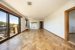 <p>Ruim en stijlvol wonen in het hart van Brasschaat op 150 m 2 ! <br />Ontdek dit instapklare en zeer ruime appartement op de derde verdieping, gelegen aan de Augustijnslei, pal in het bruisende centrum van Brasschaat. Met maar liefst 141 m² bewoonbare oppervlakte biedt deze woning alle ruimte om comfortabel en aangenaam te wonen.<br />Bij het binnenkomen voelt u meteen de aangename sfeer van dit appartement. De ruime woonkamer geniet dankzij het balkon aan de woonkamer van een prachtige lichtinval. Een heerlijke plek om tot rust te komen, te genieten van een aperitiefje of gezellig samen te zijn met familie en vrienden.<br />De moderne keuken sluit mooi aan bij de leefruimte en biedt alles wat u nodig heeft om dagelijks met plezier te koken. Daarnaast beschikt het appartement over drie volwaardige slaapkamers, ideaal voor een gezin, als thuiskantoor of als extra ruimte voor hobby's en gasten.<br />Ook de badkamer kreeg recent een volledige update. Verder zijn er 2 aparte toiletten, een ruime berging en een inkomhal met handige ingemaakte kasten.<br />Het gebouw dateert van 1978 en werd in 2024 grotendeels gerenoveerd. Extra comfort wordt geboden door de privégarage en de praktische fietsenberging.<br />En dan is er natuurlijk de ligging. U woont hier letterlijk in het hart van Brasschaat, met winkels, gezellige restaurants, cafés en dagelijkse voorzieningen op wandelafstand. Ook het openbaar vervoer en de belangrijkste invalswegen zijn vlot bereikbaar. Een ideale combinatie van centraal wonen, comfort en bereikbaarheid.<br />Dit is een appartement waar u zich niet alleen thuis kunt voelen, maar waar u ook jarenlang met plezier kunt wonen. Ruimte, licht, comfort en een fantastische ligging komen hier mooi samen.<br />Bent u benieuwd naar deze fijne woonplek? Kom de sfeer zelf ontdekken tijdens een bezichtiging.<br />Kontakteer ons via mail Katrin@wollaertvastgoed.be of bel GSM: 0476 94 05 67<br />of 03 283 44 00<br />U bent ook welkom in ons kantoor beneden, elke werkdag tussen 10.00 en 13.00 uur. </p>