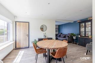 Deze<strong> volledig gerenoveerde woning met drie slaapkamers</strong> is gelegen op een centrale locatie te Belzele. Er zijn verschillende winkels, scholen en het openbaar vervoer in de nabijheid. Een perfecte combinatie van wonen! <br /><br />Via de inkom ga je binnen in de lichtrijke leefruimte met open keuken. Aansluitend vind je de badkamer met een apart gastentoilet. Op de eerste verdieping vind je drie ruime slaapkamers en een apart toilet. De mogelijkheid bestaat om via een vaste trap bijkomende slaapkamer(s) op de zolder te maken. Tenslotte heb je nog twee ruime garages of werkplaatsen. Deze lichtrijke woning is <strong>perfect zuid georiënteerd</strong> om een volledige dag zon te hebben!<br /><br />Troeven: <strong>centrale ligging, energiezuinig met zonnepanelen </strong>en lichtrijk<br /><br />Wenst u deze instapklare gezinswoning te bezoeken? Contacteer Yasmin via een online aanvraag of via yasmin@convas.be