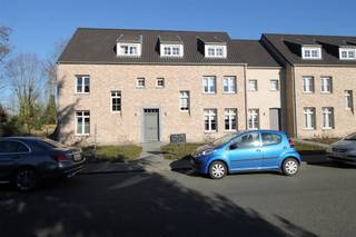 I<strong>INDELING</strong><br /><br /><strong>1STE VERDIEPING</strong><br /><span>Inkomhal met trap naar tweede verdieping, berging/wasplaats met plaats voor wasmachine, droogkast, brander van de C.V. en van de warmwaterbereiding, toiletruimte met handwastafeltje, woonkamer, open keuken met aanbouwkeuken met dubbele spoelbak, keramische kookplaat, afzuigkap, vaatwasmachine, combi-microgolfoven en koelkast, terras achteraan.<br /></span><br /><span><strong>2DE VERDIEPING</strong> </span><br /><span>Overloop, badkamer met badkamermeubel en 2 wastafels, ligbad en douchecel, 2 slaapkamers en ruim terras achteraan. </span><br /><br /><span><strong>KELDERVERDIEPING</strong><br />Autostaanplaats en gem. fietsenberging. </span><br /><br /><span>Geen gem. huurlasten</span>