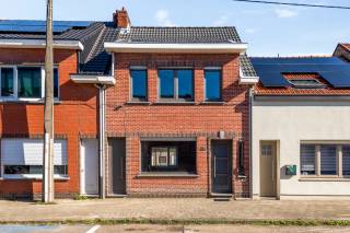 Deze woning is rustig gelegen in een doodlopende straat, vlak bij het centrum van Hoevenen. Dankzij de gunstige ligging bevinden winkels en openbaar vervoer zich op wandelafstand en zijn ook de belangrijkste invalswegen vlot bereikbaar.<br /><br />Bij het betreden van de woning komt u terecht in de inkomhal, die toegang biedt tot de gezellige leefruimte. Aansluitend bevinden zich de keuken en de veranda.<br /><br />De keuken is uitgerust met een dubbele spoelbak met verlek, een keramische kookplaat, een dampkap en voldoende kastruimte. Verder beschikt het gelijkvloers over een badkamer met ligbad, toilet en lavabo, evenals een aparte wasruimte met aansluitingen voor een wasmachine en droogkast.<br /><br />Via de keuken bereikt u de veranda, die uitgeeft op de ruime tuin. Achteraan de tuin bevindt zich een praktisch bijgebouw, voorzien van elektriciteit en water. Bovendien is de tuin ook rechtstreeks bereikbaar via de privatieve zijdoorgang links naast de woning.<br /><br />Op de eerste verdieping bevinden zich drie slaapkamers, die elk voorzien zijn van rolluiken.<br /><br />Troeven:<br />+ 3 slaapkamers met rolluiken<br />+ Ruime tuin<br />+ Bijgebouw met elektriciteit en water<br />+ Privatieve zijdoorgang naar de tuin<br />+ Rustige ligging in een doodlopende straat<br />+ Vlak bij het centrum van Hoevenen<br />+ Winkels en openbaar vervoer op wandelafstand<br /><br />Interesse in deze woning? Neem dan contact op met VB Vastgoed via 03 337 50 70 of info@vbvastgoed.be en plan uw bezoek!