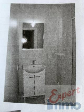 Uiterste goed gelegen één slaapkamer appartement (eerste verdieping) met private ondergrondse (niveau -2) parkeerplaats nr 193.Pal in centrum...