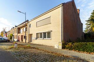 <p>Interesse of Vragen? Neem gerust contact op met Jeff Peeters via jeff.peeters@copandi.be of via +32 492 577 317.</p><p></p><p><strong>Verdieping</strong><br />Dit instapklare appartement bevindt zich op de tweede verdieping en combineert een logische indeling met veel natuurlijke lichtinval. De inkomhal geeft toegang tot een ruime leefruimte van 21 m² met directe doorgang naar het terras. Dankzij de grote ramen geniet je hier van een aangename lichtinval en een open gevoel.</p><p>Aansluitend bevindt zich een aparte keuken met voldoende ruimte voor een eetplaats. De slaapkamer is comfortabel en ligt vlak naast de badkamer, die voorzien is van douche en wastafel. Er is ook een apart toilet aanwezig.<br /></p><p><strong>Buitenruimte</strong><br />Het appartement beschikt over een terras van bijna 12 m², ideaal om buiten te eten of te ontspannen in de zon. Dankzij de centrale ligging heb je alle voorzieningen op wandelafstand: winkels, horeca en openbaar vervoer liggen vlakbij.<br /></p><p><strong>Conclusie</strong><br />Dit appartement op de Markt in Laakdal is ideaal voor alleenstaanden, koppels of investeerders. Dankzij de centrale ligging, het ruime terras en de logische indeling biedt het een aangename woonervaring in hartje centrum.<br /></p><p><strong>Sterktes van dit Appartement</strong></p><p>Eén slaapkamer</p><p>Ruime leefruimte van 21 m²</p><p>Aparte keuken met eetplaats</p><p>Badkamer met douche</p><p>Apart toilet</p><p>Terras van 12 m²</p><p>Gelegen in het centrum van Laakdal</p><p>Instapklaar en praktisch ingedeeld</p>