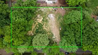 Bouwklaar perceel van 2076 m² gelegen in het prestigieuze Schotenhof. Deze villawijk staat bekend om haar rust, groene omgeving en exclusieve villabebouwing. Een ideale plek voor wie op zoek is naar privacy, ruimte en een hoogwaardige woonkwaliteit, op een boogscheut van het centrum van Schoten met een uitstekende bereikbaarheid en nabijheid van scholen, winkels, sportfaciliteiten en belangrijke invalswegen.<br /><br />Het perceel bevindt zich op de hoek van de Grote Singel en de Vinkenlei, met een straatbreedte van 53,7 meter aan de Grote Singel en 29,73 meter aan de Vinkenlei.<br /><br />Het perceel heeft een zonnige oriëntatie, wat zorgt voor een optimale lichtinval en zon in de tuin  ideaal voor wie graag buiten leeft en geniet van natuurlijke lichtinval in de woning.<br />De bouwmogelijkheden zijn ruim en bieden veel vrijheid om een woning naar eigen wens te realiseren.<br /><br />Er is een maximale bebouwde oppervlakte van 250 m², inclusief bijgebouwen. De kroonlijsthoogte mag tot 7 meter bedragen, met een nokhoogte tot 12 meter, wat ruimte laat voor een volwaardige verdieping en zolder. De dakvorm is vrij te kiezen, wat architecturale flexibiliteit biedt. Daarnaast zijn ondergrondse constructies en garages toegelaten onder bepaalde voorwaarden.<br /><br />Bijgebouwen mogen tot 3,5 meter hoog zijn.<br /><br />Voor meer informatie omtrent de bouwvoorschriften kan u ons steeds mailen of bellen.<br />Deze vindt u ook terug op onze website onder downloads.