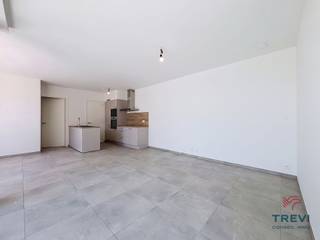 <p><span>Idéalement situé dans le nouveau quartier "Le Champ du Tordoir", au rez de chaussée d'un bel immeuble, Magnifique appartement de standing 1 chambre avec jolie terrasse. Il se compose d'un lumineux séjour carrelé de 30 m² avec cuisine hyper-équipée ouverte et la jolie baie vitrée donnant accès à la terrasse. 1 belle chambre de 13 m², Une salle de bain équipée d'une douche à l'italienne et d'un meuble double évier. Wc séparé. Buanderie. Ventilation double flux. PEB A. CC au gaz. Emplacement parking. Cave. Loyer : 900€/mois + 50€ emplacement de parking et 50€ de provisions pour charges communes.Libre le 15 août 2026. Infos et visites au 02 /355.50.55</span></p><p><span> </span></p>