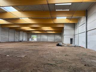 Wommelgem modern magazijn van 720m² met kantoren verdeeld over 2 verdiepingen van 225m² in de industriezone van Wommelgem.<br />Modern magazijn met hoogte van +/- 9m.<br />Goed gelegen nabij het rondpunt in Wijnegem.<br /><br />- Magazijn 720m²<br />- Kantoor op 2 verdiepingen langs de straatkant van 225m²<br />- 1 ruime sectionaal poort van 4,5 op 5m<br />- Parkings