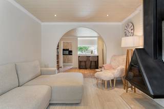 Deze recent gerenoveerde woning combineert comfort, stijl en functionaliteit op een doordachte manier. Bij het binnenkomen word je verwelkomd in...